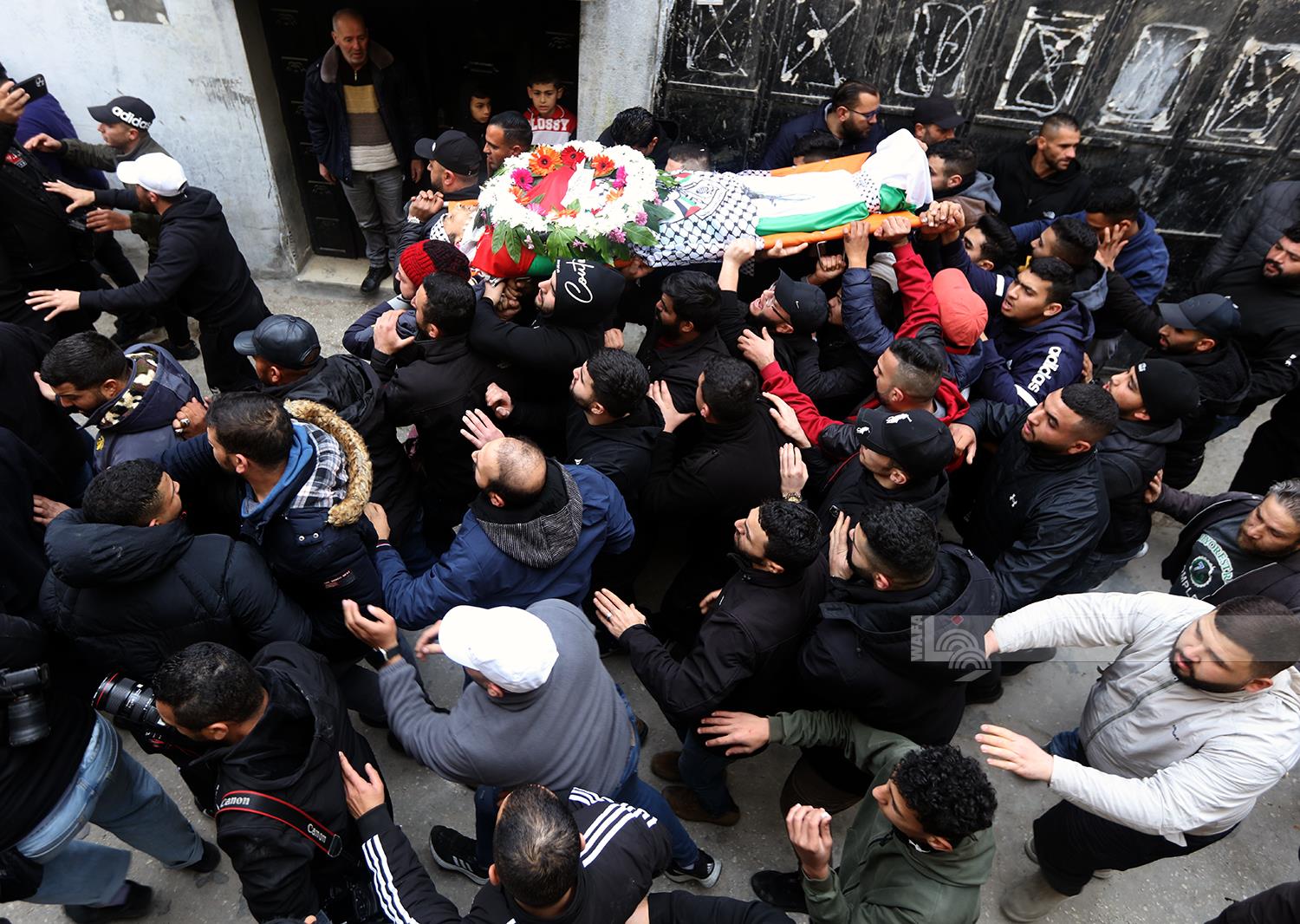 تشييع جثمان الشهيد سمير أصلان لمثواه الاخير في مخيم قلنديا (عدسة: تامر بانا/وفا)